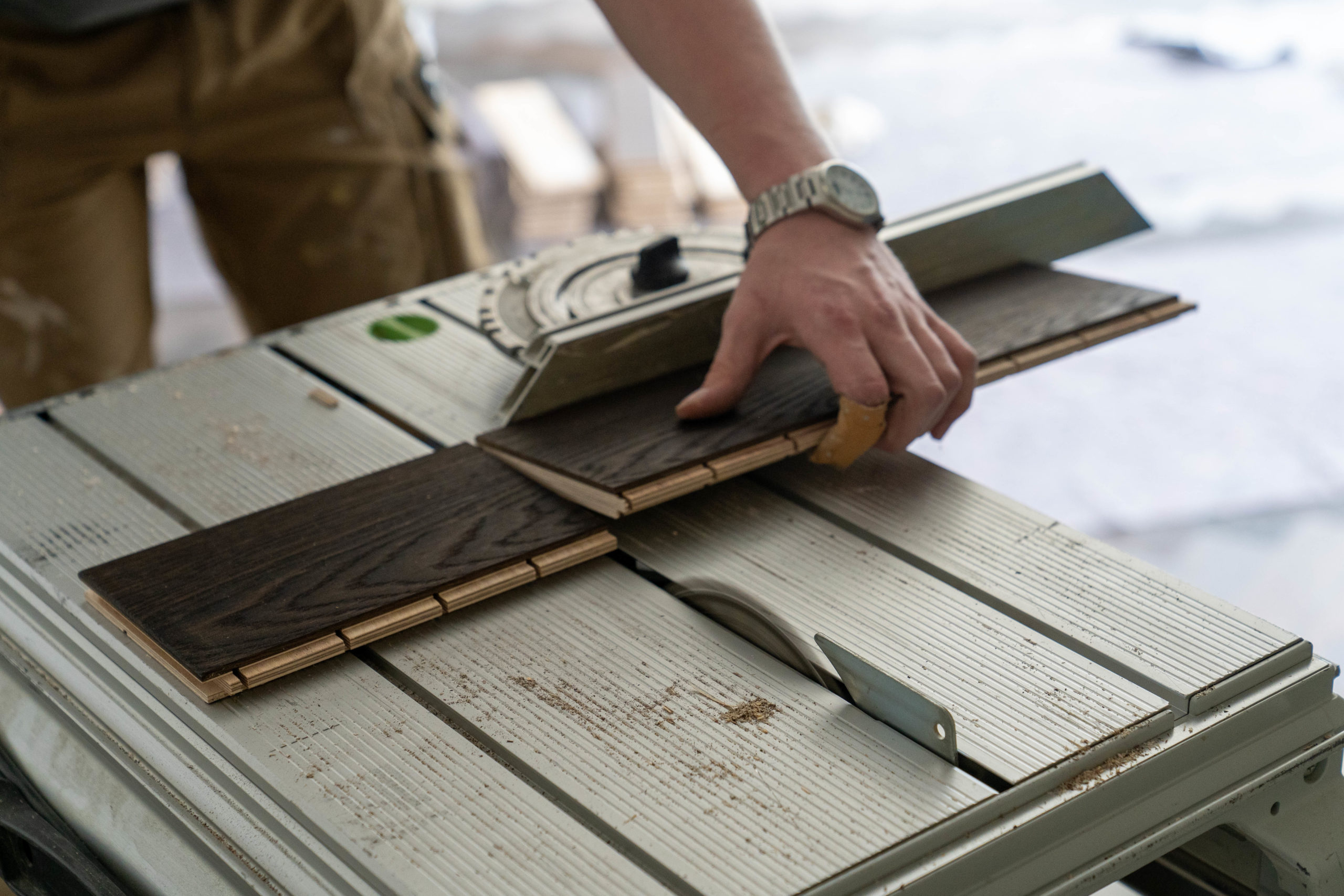 Zurechtsägen eines Parkettbodens aus Holz